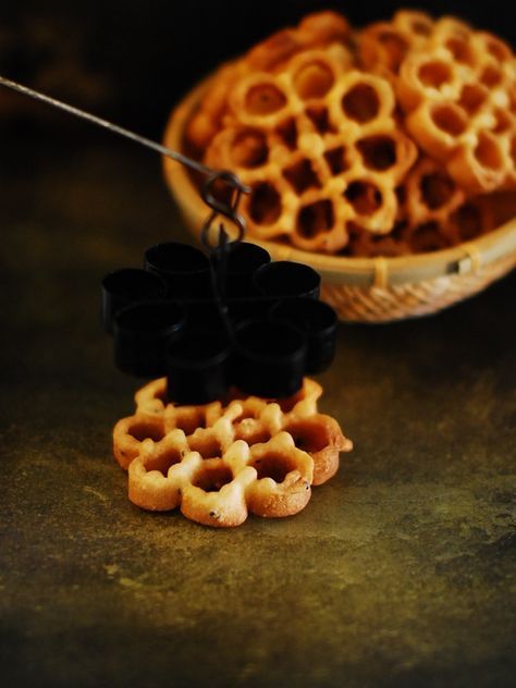 How to make Achappam / Rose Cookies (a deep fried sweet cookie). A traditional kerala snack made with plain flour, coconut milk and sugar. Kerala Sweets, Kerala Snacks, Kerala Cuisine, Rose Cookies, Kerala Food, Sweet Cookies, South Indian Food, Indian Desserts, Indian Sweets