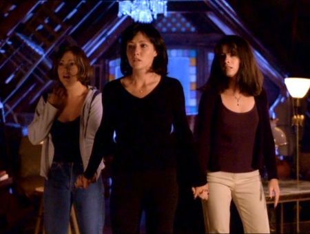 Popular TV Siblings Ranked Worst to Best: 3. The Halliwell Sisters (Charmed) For 7 seasons, Charmed was one of the most popular shows on TV, and still is. "The Power of Three" began w/Phoebe, Piper and Prue. When Prue was lost, their half sister Paige reconstituted "The Power of Three" and it's still strong!! Charmed Fashion, Charmed Outfits, Halliwell Sisters, Charmed Season 1, Prue Halliwell, Paige Matthews, Charmed Tv Show, Leo Wyatt, The Charmed Ones