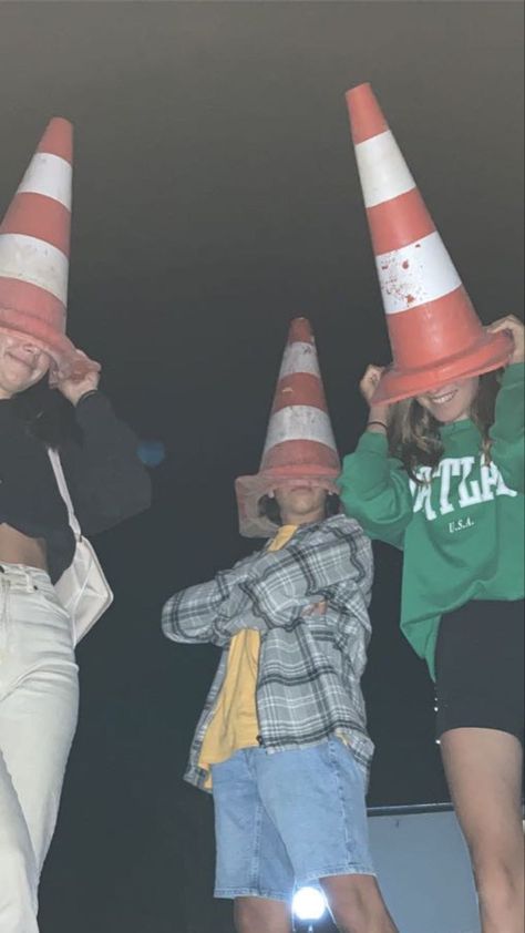 🤪🤪 #crazy #friends #photo #ideiasdefotos #ideaforphoto #poses #photowithcone #cone Group Photo Poses, Friend Group Pictures, Group Picture Poses, Funny Poses, Friend Pictures Poses, Friends Photo, Silly Photos, People Poses, Strange Photos