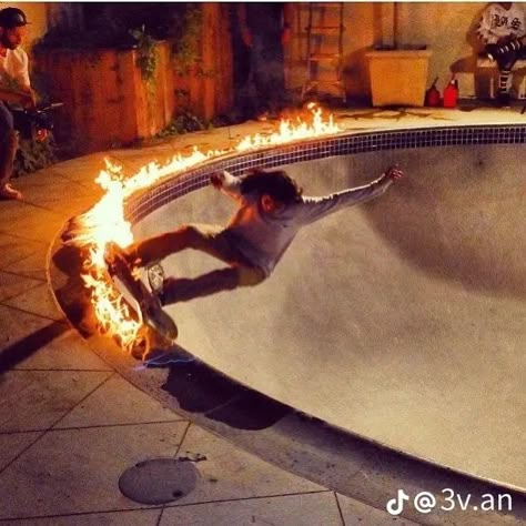 Skate 4, Skate Vibes, Skateboarding Tricks, Skate Aesthetic, Skateboard Aesthetic, Skate Photos, Skateboard Photography, Skater Vibes, Skater Boys