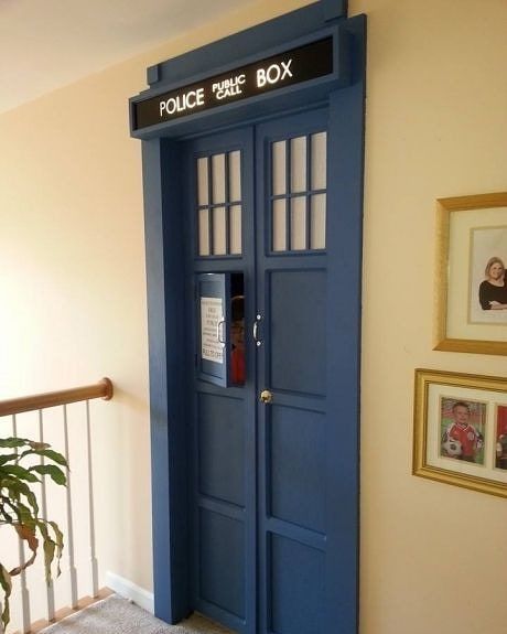 Dr Who Fan Official on Instagram: “Tardis bedroom door !!!❤ #doctorwhofandom #drwho #dw #tardis #billiepiper #rosetyler #9thdoctor #ninthdoctor #christophereccleston…” Tardis Door, House Themes, Zimmer Diy, Ninth Doctor, Geek Decor, Police Box, Vintage Cafe, Happy 50th, Bedroom Door