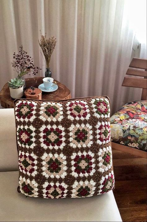 Granny Square Pillow Cover, Granny Square Crochet Pillow, Crochet Room, Granny Square Pillow, Colorful Granny Square, Crochet Pillow Cases, Retro Pillow, Crochet Tutorial Pattern, Kids Pillow Cases