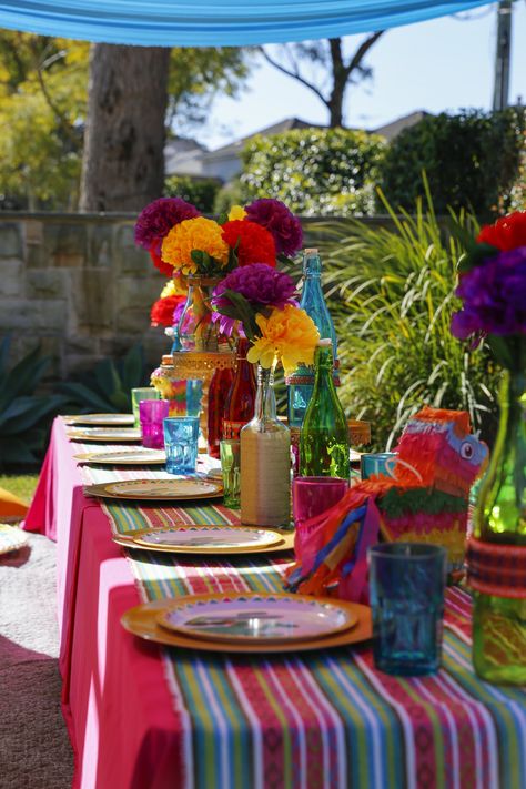 Mexican Table Setting, Paella Party, Mexican Restaurant Design, Mexican Night, Mexican Theme Party Decorations, Summer Party Games, Fiesta Table, Mexican Table, Mexican Birthday Parties