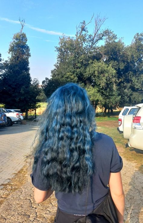 Dark blue hair. Blue hair. Inky blue hair. Hair dye. Wavy Blue Hair, Blue Curly Hair, Cottagecore Hair, Blue Brown Hair, Bright Blue Hair, Character Features, Dyed Curly Hair, Dyed Hair Blue, Dark Blue Hair