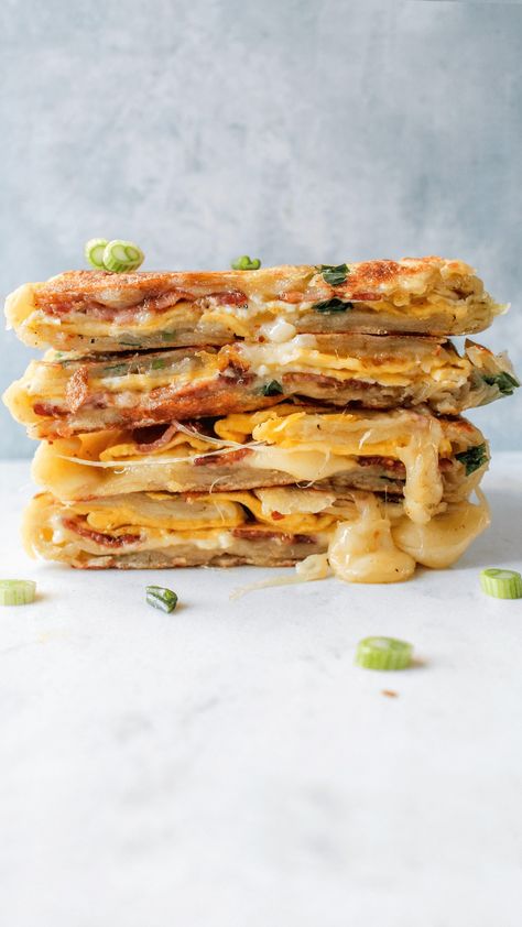 This scallion pancake breakfast sandwich is inspired from Win Son bakery. Smoked Salmon And Avocado, Taiwanese Breakfast, Peach Puff Pastry, Salmon And Avocado, Turkish Eggs, Bagel Breakfast Sandwich, Milk Bun, Pancake Breakfast, Scallion Pancakes