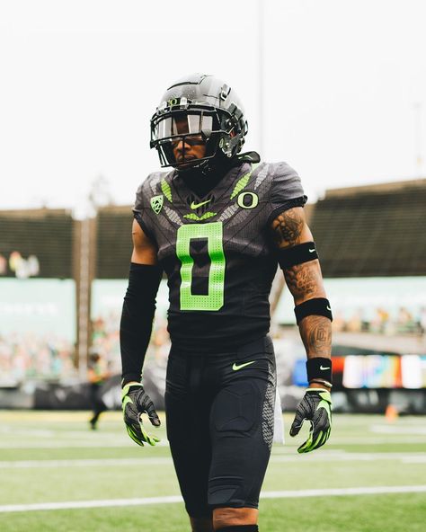 Oregon Football on Instagram: “A tradition of innovation. @uniswag Uniform of the Year belongs to Ohana. #GoDucks” Oregon Ducks Uniforms, Ducks Football, Oregon Football, Oregon Ducks Football, Nfl Football Players, Football Uniforms, Oregon Ducks, Mens Workout Clothes, Football Wallpaper