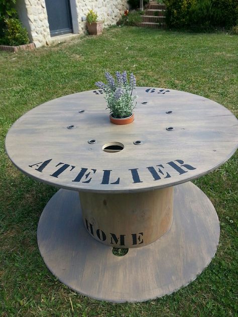 Cable Drum Table, Wooden Spool Projects, Wooden Spools, Diy Pallet Furniture, Pallet Furniture, Furniture Makeover, Bird Bath, Outdoor Table, Wood Projects