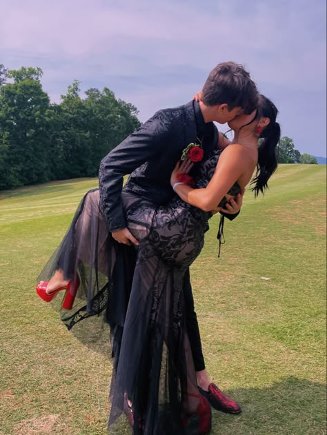 Black Prom Outfits, Prom Matching Couples, Black Prom Dress Couple, Couples Prom Outfits, Hot Dpz For Couple, Couple Prom Outfits, Prom Photo Poses, Prom Couples Outfits, Couple Prom Pictures