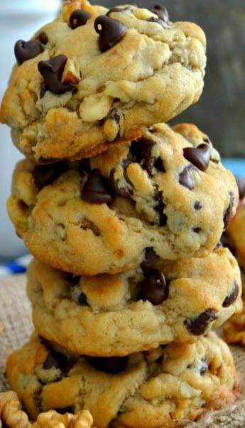 Walnut Chocolate Chip Cookies Walnut Chocolate Chip Cookies, Levain Cookies, Levain Bakery, Dessert Aux Fruits, Small Bench, Chocolate Chip Recipes, Upper West Side, West Side, Favorite Cookies