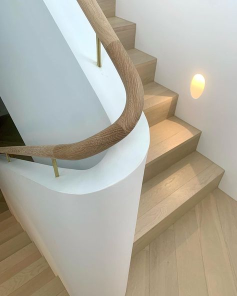 Fe Design Interiors on Instagram: “Stairwell curves .. These gorgeous continuous curves , moulded step lights and light oak timber is pared back Elegant luxury ! A moment…” Cottage Hallway, Limestone Floors, Luxury Stairs, Oak Handrail, Step Lights, Mediterranean Interior, Oak Stairs, Stairway Design, Designer Interior