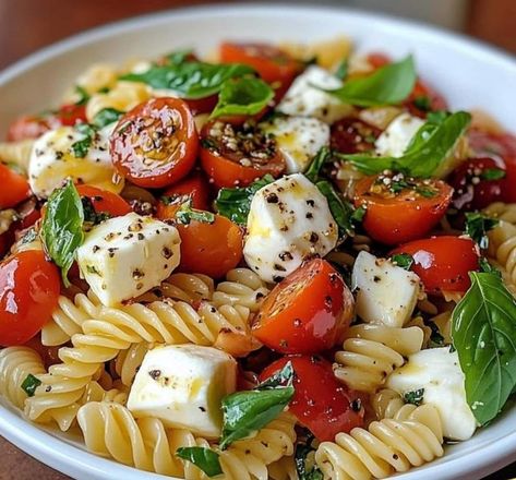 RACHAEL RAY | Best Caprese Pasta Salad | Facebook Best Caprese Salad, Salad Dressing Recipes Vinaigrette, Suddenly Salad, Chicken Fajita Pasta, Caprese Recipes, Buddy Valastro, Pasta Salad Ingredients, Caprese Pasta Salad, Caprese Pasta