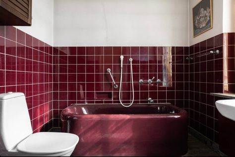 Vintage Red Tile Bathroom, Dark Red Bathroom Tiles, Burgundy Bathroom Tiles, Raspberry Bathroom, Bathroom Burgundy, Limewash Bathroom, Navy Bathroom Ideas, Red Tile Bathroom, Maroon Bathroom