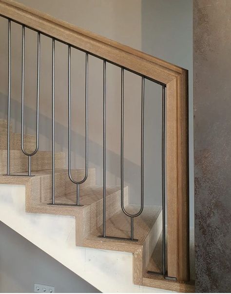 Half Wall Stair Railing Ideas, Handrail Design For Stairs, Stair Metal Railing Ideas, Modern Stairs Railing, Handrail On Wall, Metal Railing Staircase, Balustrade Interior, Modern Staircase Railing Unique, Staircase Railing Design Modern