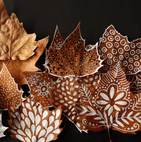 Cheap, Easy DIY Decorating Idea:  Craft with Painted Fall Leaves Hantverk Diy, Autumn Crafts, Painted Leaves, Nature Crafts, Leaf Art, Fall Thanksgiving, Fall Crafts, Fall Halloween, Art Lessons