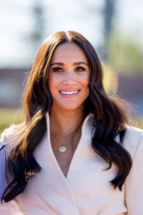 Meghan Markle Embraces the Side Part Hairstyle | POPSUGAR Beauty Meghan Markle Hair, Princ Harry, Hair Evolution, Side Part Hairstyles, Meghan Markle Style, Invictus Games, Royal Engagement, Hair Color And Cut, Tailored Shorts