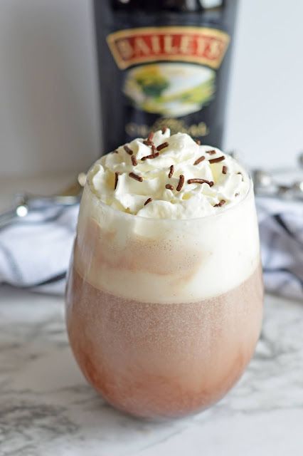 Drunken Snowman Drink, Tipsy Snowman Drink, Drunken Rudolph Drink, Drunken Snowman Cocktail, Baileys And Hot Chocolate, Drunken Snowman, Snowman Drink, Hot Chocolate Ice Cream, Boozy Recipes