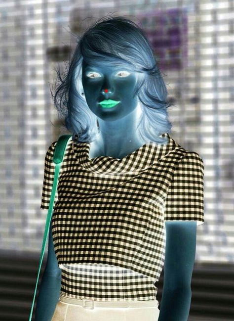 Stare at the red dot for 20-30 seconds, then blink rapidly at a white sheet of paper. Look At The Dot For 30 Seconds, Look At The Red Dot For 30 Seconds, Stare At The Red Dot, White Sheet, Taylor Swift Red, The Dot, Mind Tricks, Im Sorry, Red Dots