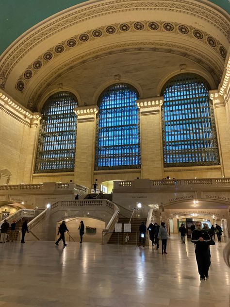 Serena Vanderwoodsen, Nyc Train, New York Vibes, Girl Train, Serena Van Der Woodsen, Grand Central Station, New York Aesthetic, Grand Central, Nyc Trip