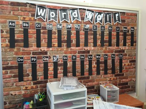 Word Wall...brick faceless butcher paper...love me some exposed brick now I have it in my class! Brick Bulletin Board Ideas, Brick Bulletin Board Classroom, Brick Wall Classroom Decor, Brick Classroom Decor, Happy Place Classroom, Comfy Classroom, Starbucks Classroom, Alternative Classroom, Coffee Shop Classroom