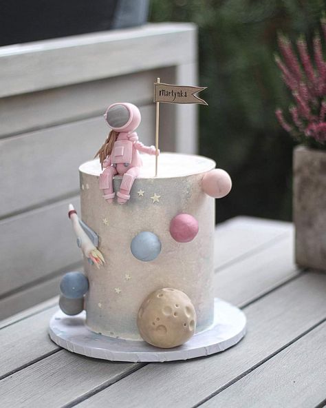 Girly Astronaut Party, Two The Moon Birthday Theme, Two The Moon Birthday Party Girl Cake, Two The Moon Cake Girl, 2 The Moon Birthday Party, Two The Moon Birthday Cake, Space Smash Cake, Two The Moon Cake, Space Themed Cake