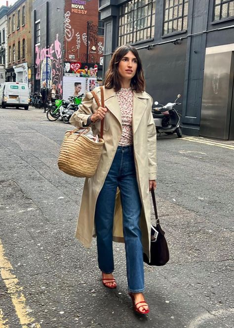 15 Parisian Chic Outfit Ideas to Master French Style Straight Leg Jeans Street Style, Parisian Chic Autumn, Parisian Chic Style Fall, Casual Parisian Outfits, Women's French Chic Style, French Chic Outfits, French Style Parisian Chic, Parisian Style Spring, Parisian Chic Outfits