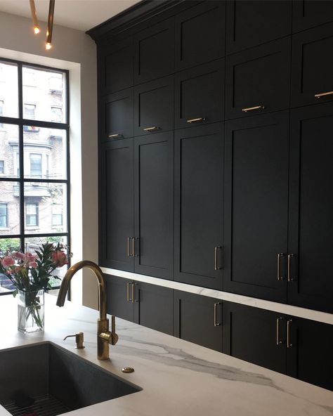 Melinda Guglietta on Instagram: “Site visit in Boston yesterday and I got to see this Kitchen we did all put together. It looks amazing! Can't wait to have it…” Black Kitchen Cabinets, Marble Counter, Classic Kitchen, Shaker Cabinets, Dark Kitchen Cabinets, Black Kitchen, Kitchen Trends, Black Cabinets, Trendy Kitchen