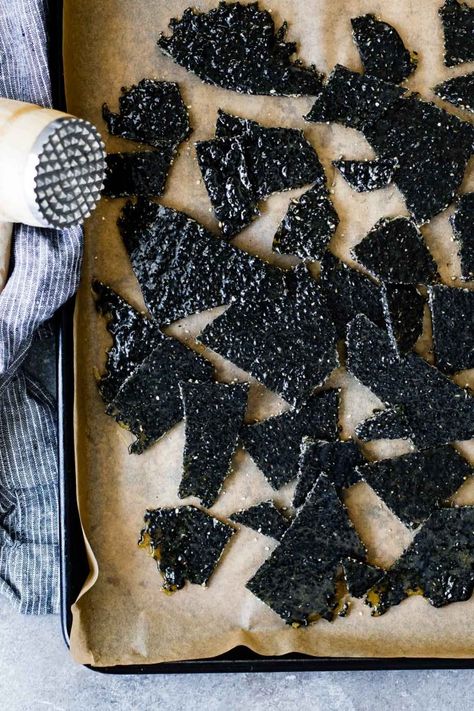 Black Sesame Brittle, Halloween Brittle, Black Sesame Seeds Recipes, Black Sesame Recipes, Black Food Recipes, Black Food Ideas, Black Foods For Party, Sesame Brittle Recipe, Black Desserts