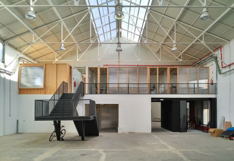 Vhils Studio Artist Workshop and Office / FURO + Pedrita | ArchDaily Workshop Studio Ideas, Warehouse Office Industrial, Warehouse Office Design, Workshop Architecture, Factory Office, Garage Workshop Plans, Warehouse Loft, Warehouse Office, Factory Architecture