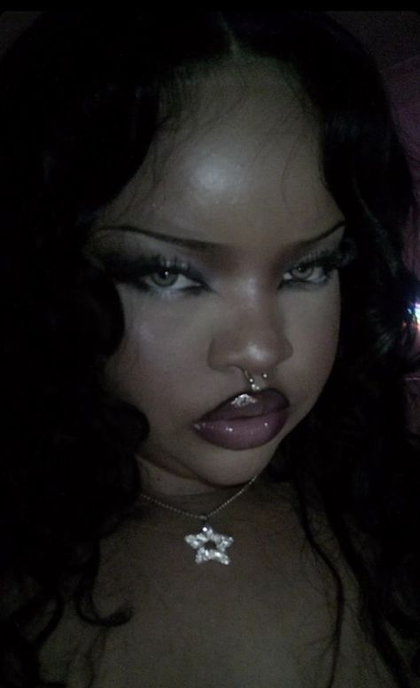 Black Eyeliner Looks Black Women, Trashy Mcbling Makeup, Lazy Goth Makeup, Male Gaze Makeup, Bimbocore Makeup, Mcbling Hair, Clean Goth Makeup, Glam Goth Makeup, 80s Goth Makeup