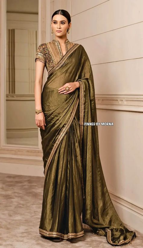 Silk Saree Look Modern, Fancy Sarees Wedding Reception, Kalki Saree, Saree Photography, Indian Sari Dress, Adventure Seeker, India Style, Fashionable Saree Blouse Designs, Desi Wear