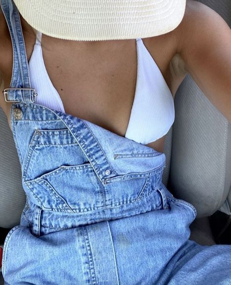 cutest overall shorts Costal Cowgirl, Overalls Outfit, Nashville Outfits, Beach Attire, Coastal Granddaughter, Summer Lookbook, Beach Outfits, Coastal Cowgirl, Summer Inspo