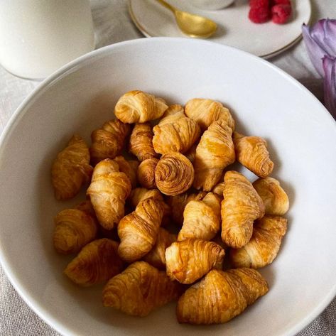 Mini Crossiant, Mini Crossaints, Croissant Cereal, Easy Pastry Recipes, Art Gala, Mini Croissant, Butter Croissant, Winter Market, Mini Croissants