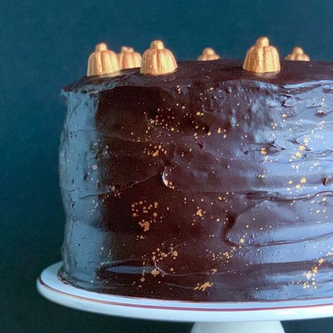 Heidi Lin on Instagram: “This midnight pumpkin layer cake recipe comes from the archives of my favorite, @sweetapolita. Dark chocolate and pumpkin spice cake layers…” Pumpkin Layer Cake, Midnight Pumpkin, Layer Cake Recipes, Pumpkin Spice Cake, Cake Layers, Spice Cake, Fall Fun, Layer Cake, Cake Recipe