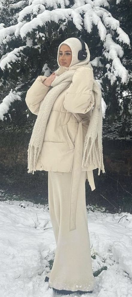 Outfit Ideas Winter Modest, Hijabi Fall Aesthetic, Snow Outfits For Women Hijab, Hijabi Outfit School, Hijab Snow Outfit, Winter Outfits Modest Hijab, Modest Snow Outfits, Winter Outfits For Hijabis, Hijabi White Outfit