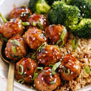 Asian Glazed Turkey Meatballs - Eat Yourself Skinny Glazed Turkey Meatballs, Meatball Dinner Recipes, Turkey Meatballs Crockpot, Glazed Turkey, Chili Con Carne Recipe, Asian Meatballs, Meatball Dinner, Turkey Meatball Recipe, Turkey Glaze