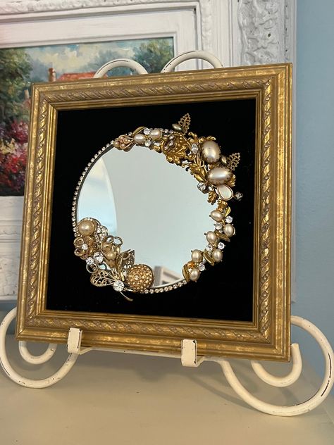 Bedazzled Mirror, Bead Artwork, Repurposed Crafts, Jeweled Picture, Old Jewelry Crafts, Costume Jewelry Crafts, Button Craft, Vintage Jewelry Ideas, Jewelry Frames