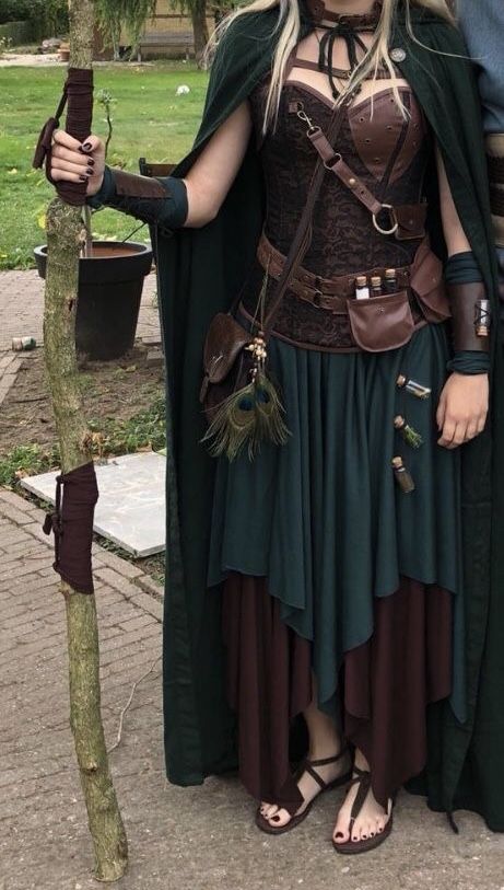 Renn Faire Viking, Druidess Costume, Celtic Druid Costume, Ren Fest Viking Women, Ren Faire Druid Costume, Ren Faire Costume Women Viking, Viking Witch Outfit, Ren Fest Aesthetic, Woodland Elf Costume Women