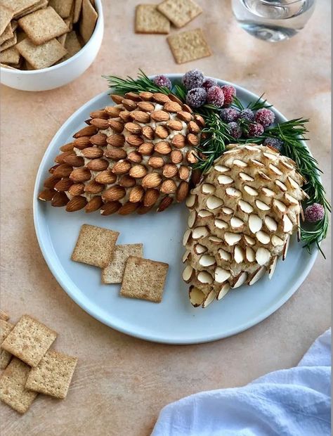 Pine Cone Cheese Ball, Christmas Charcuterie, Thanksgiving Foods, Christmas Cheese, Charcuterie Inspiration, Cheese Ball Recipes, Charcuterie And Cheese Board, Charcuterie Recipes, Cheese Balls