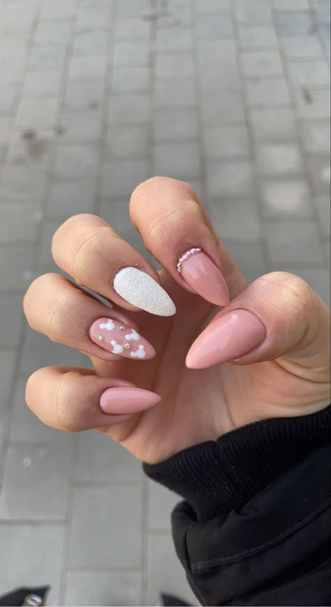 White Mickey Nails, Disney White Nails, Disney Bride Nails, Disney Almond Shaped Nails, Disney Coffin Nails, Disneyland Paris Nails, Disney Nails White, Elegant Disney Nails, Disney Nails Almond Shape