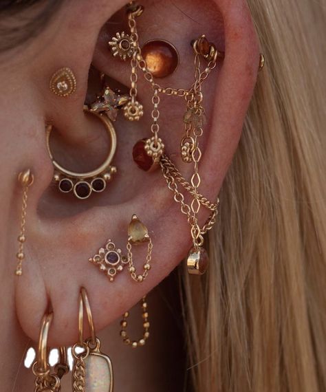 Trending Earrings, Conch Piercing Jewelry, Daith Piercing Jewelry, Jewelry Traditional, Cool Ear Piercings, Pretty Ear Piercings, Types Of Jewelry, Cool Piercings, Cute Ear Piercings