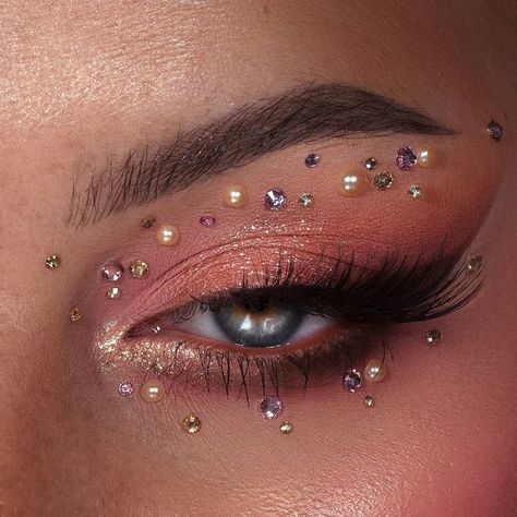 Gold Fairy Makeup, Pink And Gold Makeup Looks, Pink Gold Eyeshadow, Pink And Gold Makeup, Rose Gold Makeup Looks, Halloween Eyeshadow, Gold Eyeshadow Looks, Gold Glitter Makeup, Bronze Palette