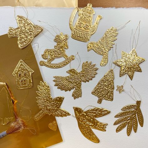 Diy Metal Ornaments, Metal Ornaments Diy, Aluminium Foil Crafts, Gold Foil Art Diy, Feuille Aluminium Art, Tin Foil Crafts, Christmas Photography Props, Gold Foil Diy, Tin Foil Art