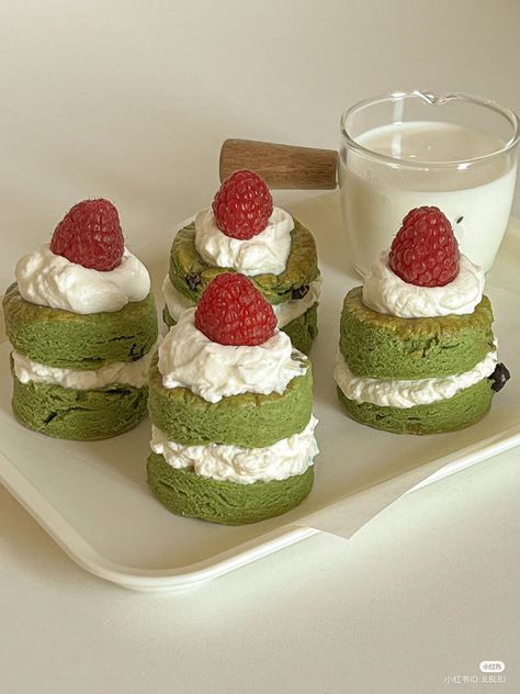 Matcha Cream, Strawberry Cute, Strawberry Cream Cakes, Matcha Dessert, Cake With Strawberry, Matcha Cake, Cake Cafe, Cake Strawberry, 귀여운 음식 그림