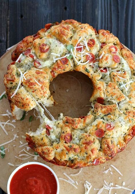 Here's a sure hit for your next party. Pull Apart Pizza Bread is ready in 30 minutes and is a fun alternative to take out pizza. Pizza Alternatives, Bundt Pan Recipes, Pizza Monkey Bread, Pull Apart Pizza Bread, Cheesy Pizza, Hot Appetizers, Food Party, Monkey Bread, Pizza Bread