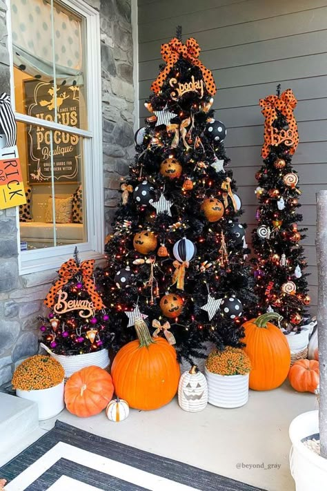 Halloween Tree Decorations, Halloween Christmas Tree, Halloween Decor Diy, Casa Halloween, Creative Christmas Trees, Halloween Tattoo, Holiday Tree Decorations, Halloween Tree, Black Christmas Trees