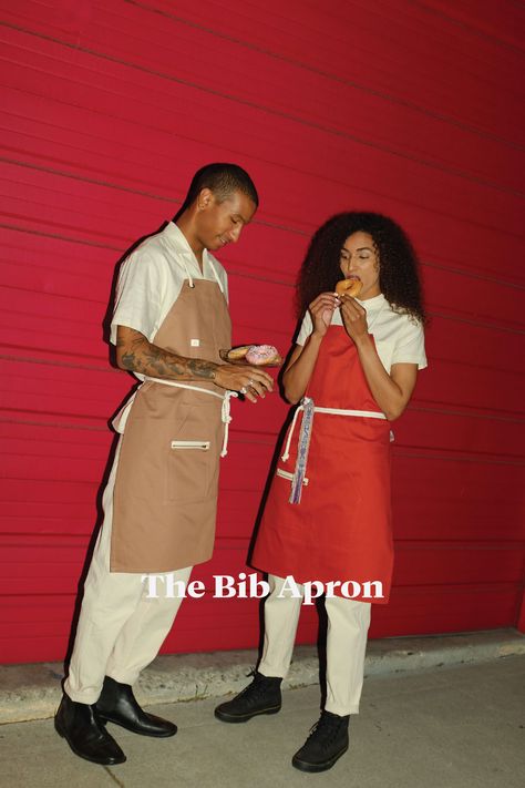 The Bib Apron in British Khaki & Terracotta Twill #fineryla #finery #uniform #hotel #restaurant #hoteluniform #restaurantuniform #workwear #bibapron #apron #restaurantapron Cafe Employee Outfit, Modern Uniform Design, Waiter Outfit Restaurants, Cafe Uniform Aesthetic, Waitstaff Uniform, Store Uniform, Cleaning Uniform, Waiter Outfit, Bar Uniform