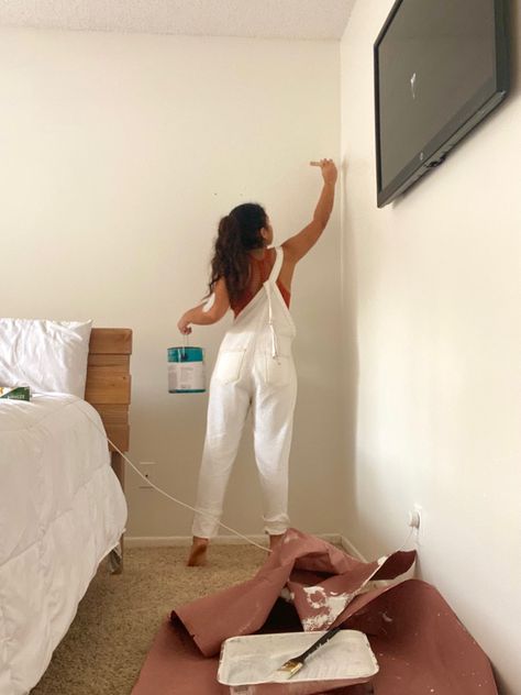 girl painting a room white overalls painting aesthetic Cleaning Room Aesthetic, Messy Painting, Manifesting Vision Board, House Painter, Ap Studio Art, Girl Painting, Staining Deck, Painted Boards, Painting Of Girl