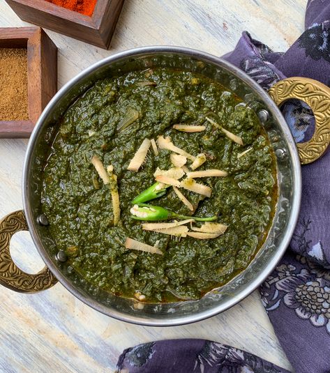 Saag Recipe, Vegetable Curry Recipes, North Indian Recipes, Punjabi Food, Egg Curry, Clam Recipes, Vegetable Curry, Vegetable Side, North India