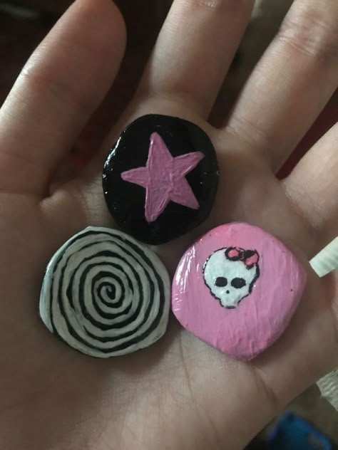 Y2k Rock Painting, How To Make Pins Without Bottle Caps, Y2k Diy Crafts, Rock Painting Aesthetic, Y2k Crafts, Y2k Gifts, Clay Pin Ideas, Bottle Cap Pins, Diy Y2k