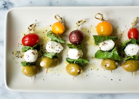 Garlic Olive Caprese Skewers - Musco Family Olive Co. Olive Hors D'oeuvres, Olive Skewers Appetizers, Olive Appetizer Ideas, Olive Skewers, Blue Cheese Stuffed Olives, Avocado Boats, Olive Appetizer, Toothpick Appetizers, Greek Party